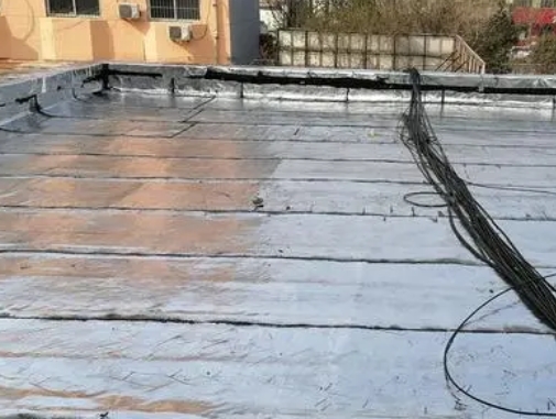 昆明卫生间漏水维修公司分享下昆明屋面楼顶防水刚性防水层施工要点。